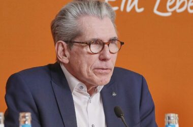 DAK-Chef fürchtet Belastung Kinderloser durch Pflegereform