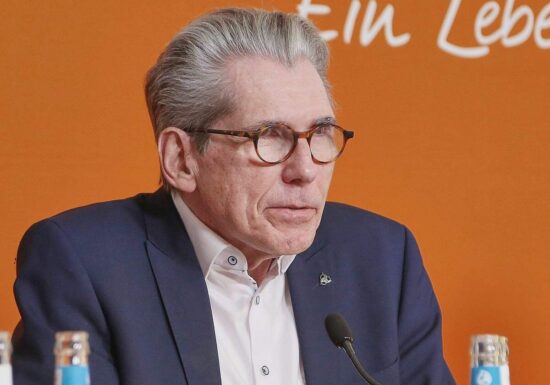 DAK-Chef fürchtet Belastung Kinderloser durch Pflegereform