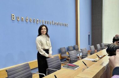 Bundesregierung hebt Wirtschaftsprognose deutlich an