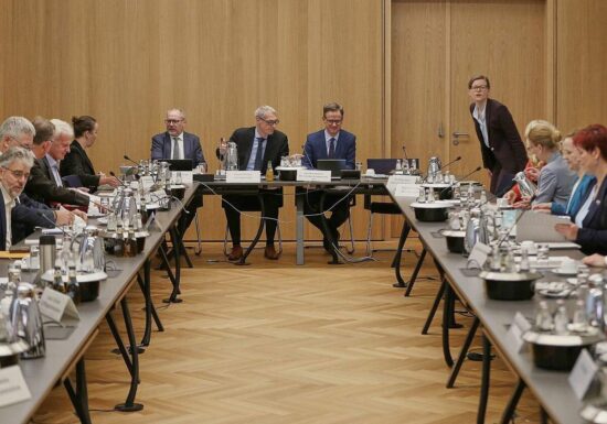 Neue Pflegekommission nimmt Arbeit auf
