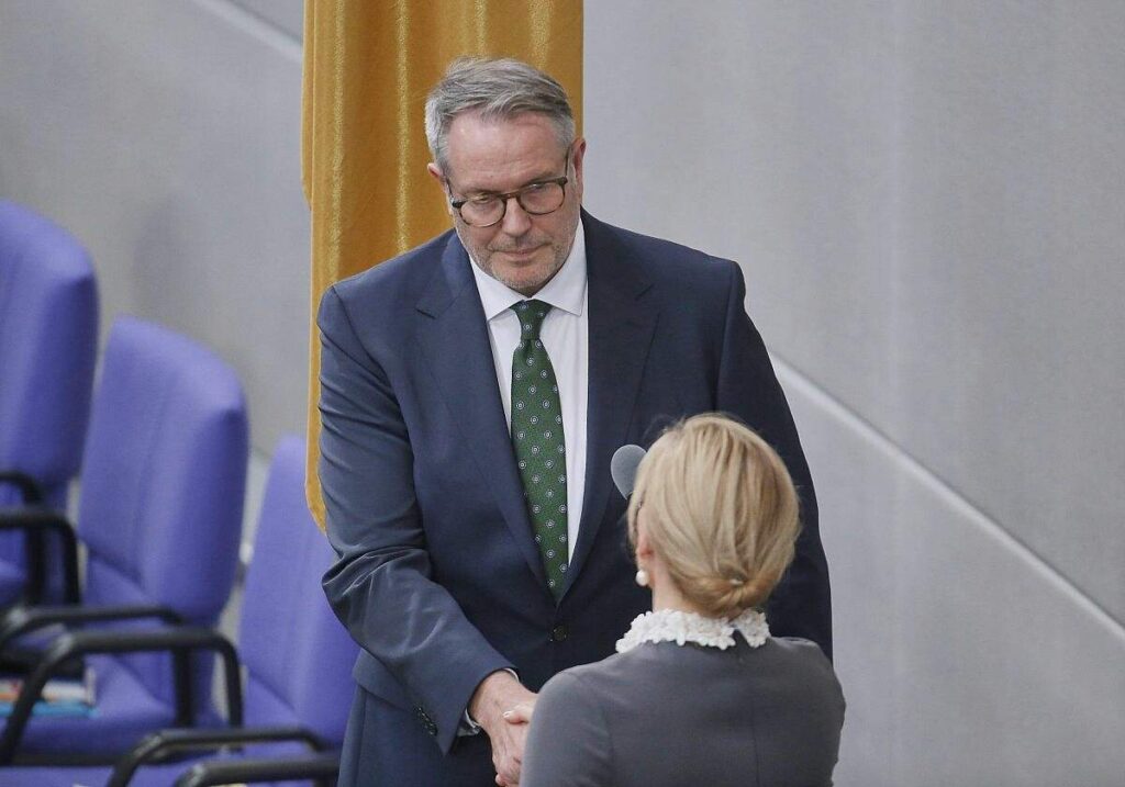 Schweitzer als Arbeitsminister vereidigt