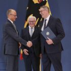 Schweitzer bekommt Ernennungsurkunde als Arbeitsminister