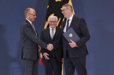 Schweitzer bekommt Ernennungsurkunde als Arbeitsminister
