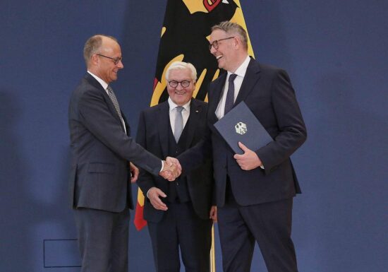 Schweitzer bekommt Ernennungsurkunde als Arbeitsminister
