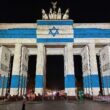 Brandenburger Tor in den Farben Israels angestrahlt