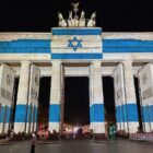 Brandenburger Tor in den Farben Israels angestrahlt