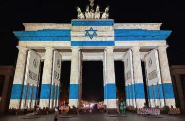 Brandenburger Tor in den Farben Israels angestrahlt