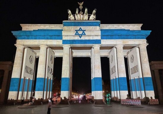 Brandenburger Tor in den Farben Israels angestrahlt