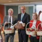 Merz empfängt Apfelköniginnen zum "Apfelkabinett"