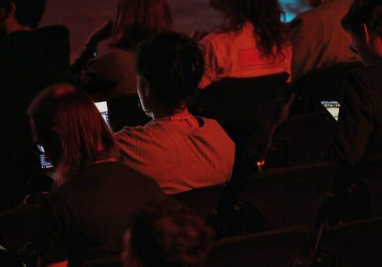 Mehrheit junger Menschen für Einschränkung von Influencer-Werbung