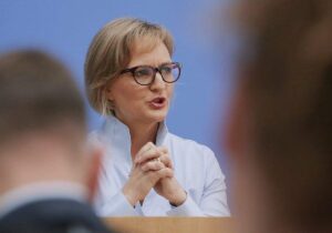 Grüne kritisieren Schröder für Geburtstagsbesuch bei Putin