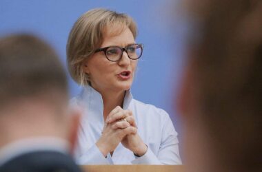 Grüne kritisieren Schröder für Geburtstagsbesuch bei Putin